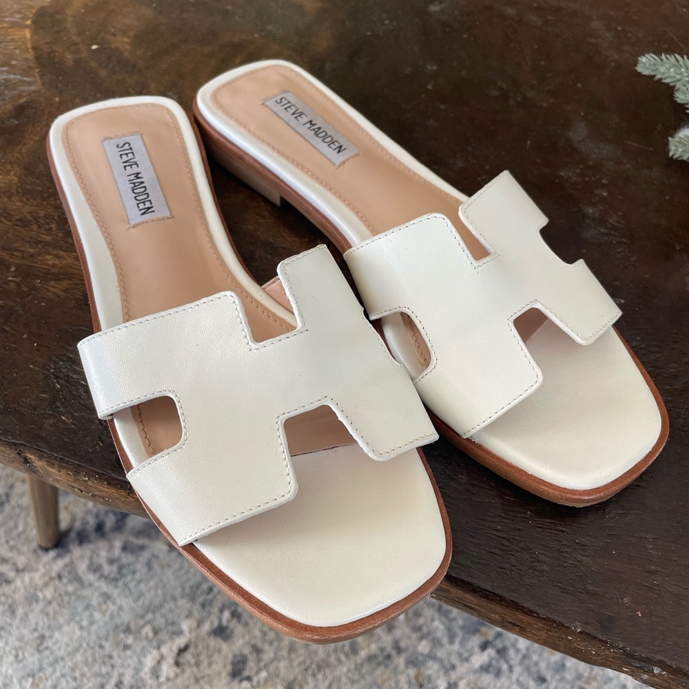 White Steve Madden Slip on sandals￼ Hadyn